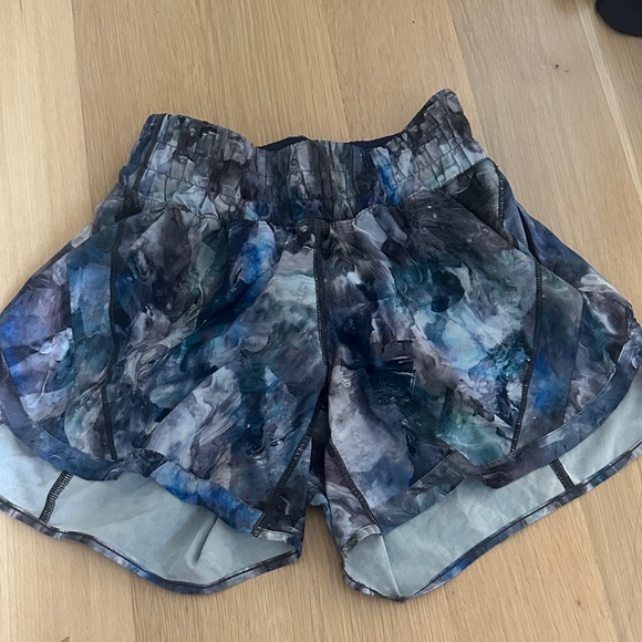 lululemon athletica Multicolor Patterned Athletic Shorts - Picture 1 of 3
